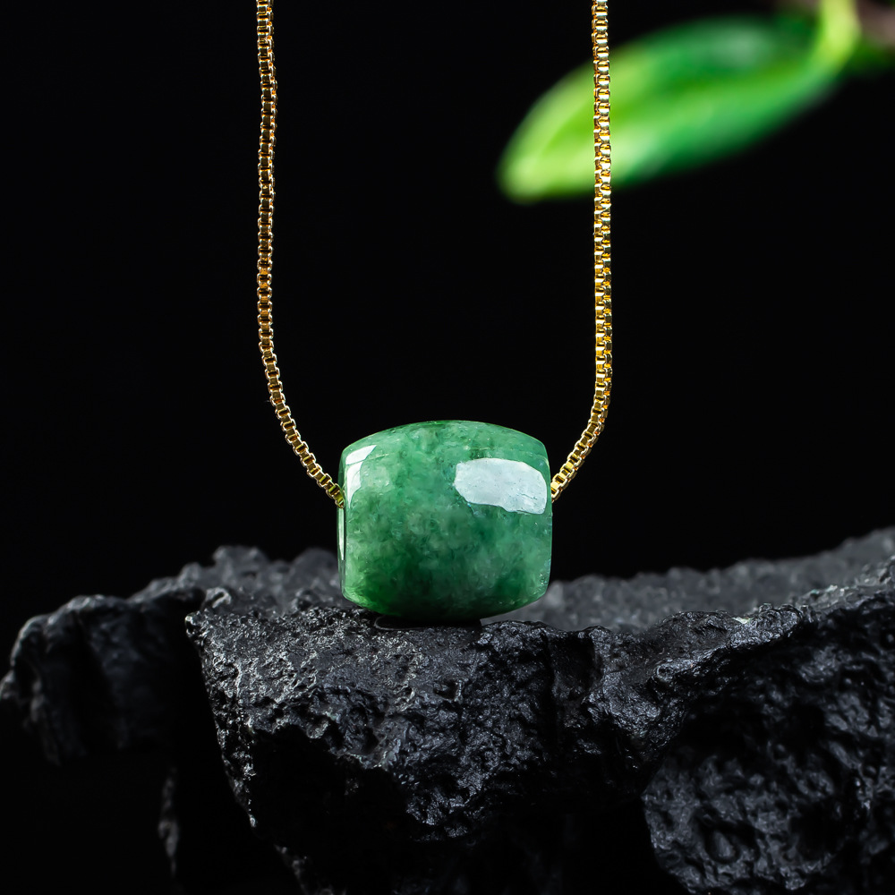 Necklaces - Ciondolo con perline di giada naturale