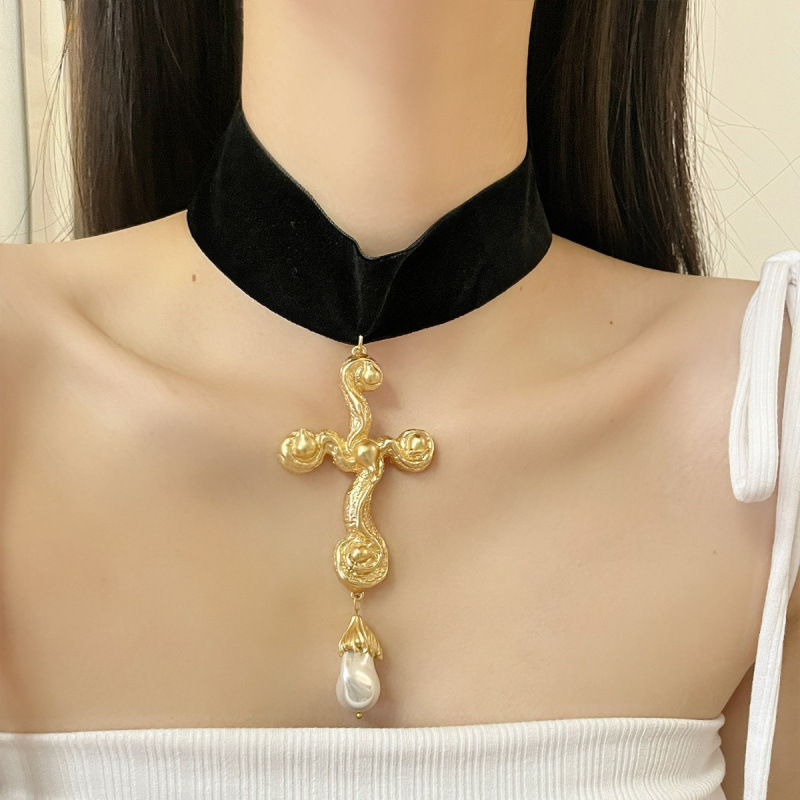 Collana con ciondolo croce di  - Pearl Choker Necklace Vintage recensione e prezzo