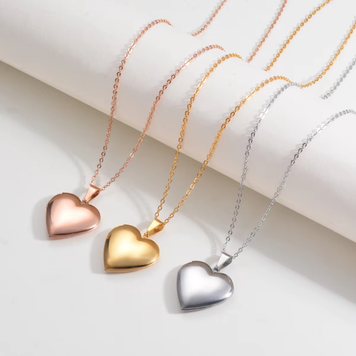 Collana personalizzata con med - Heart Locket Necklace Photo recensione e prezzo