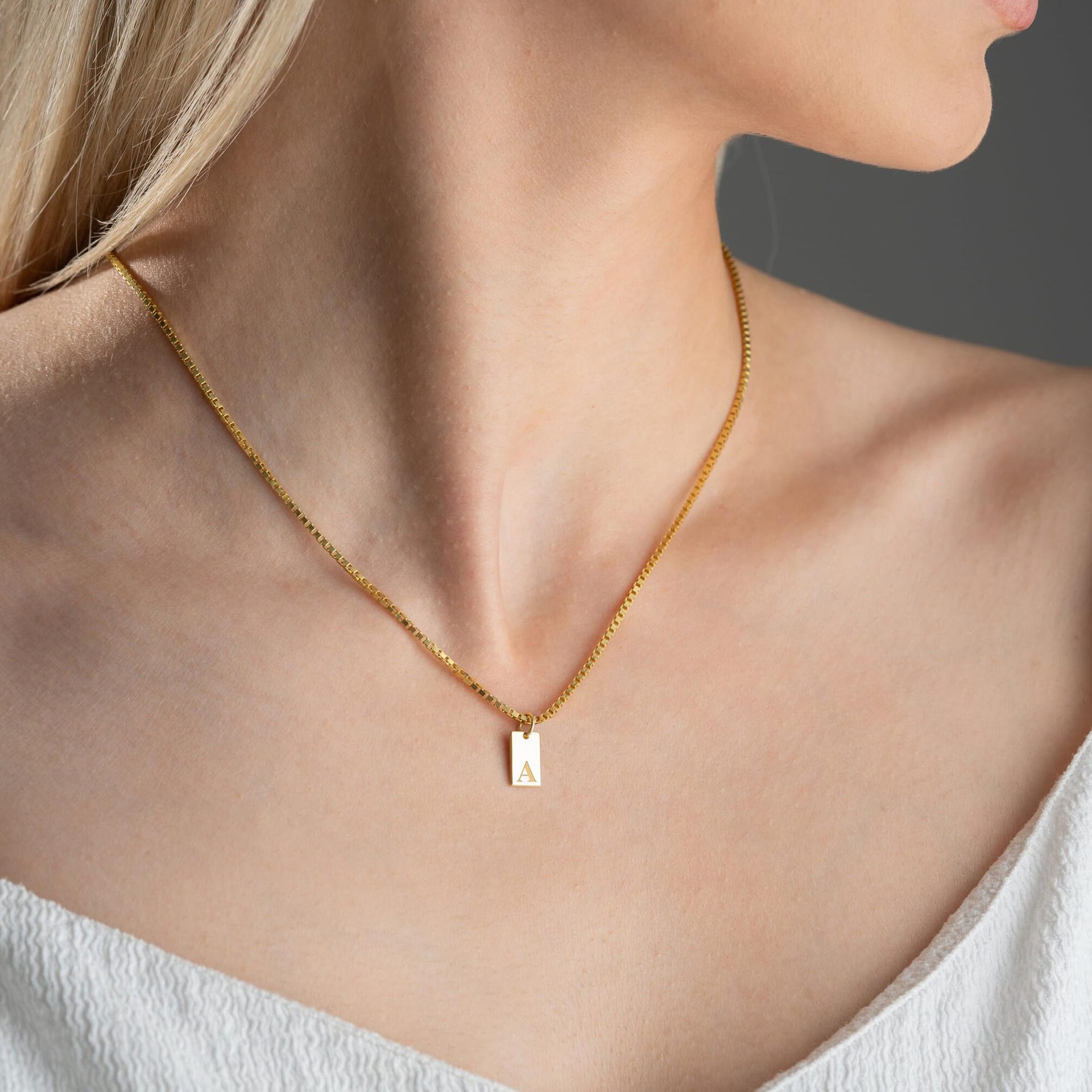 Collane con ciondolo targhetta - Initial Letter Necklace 18K Gold recensione e prezzo